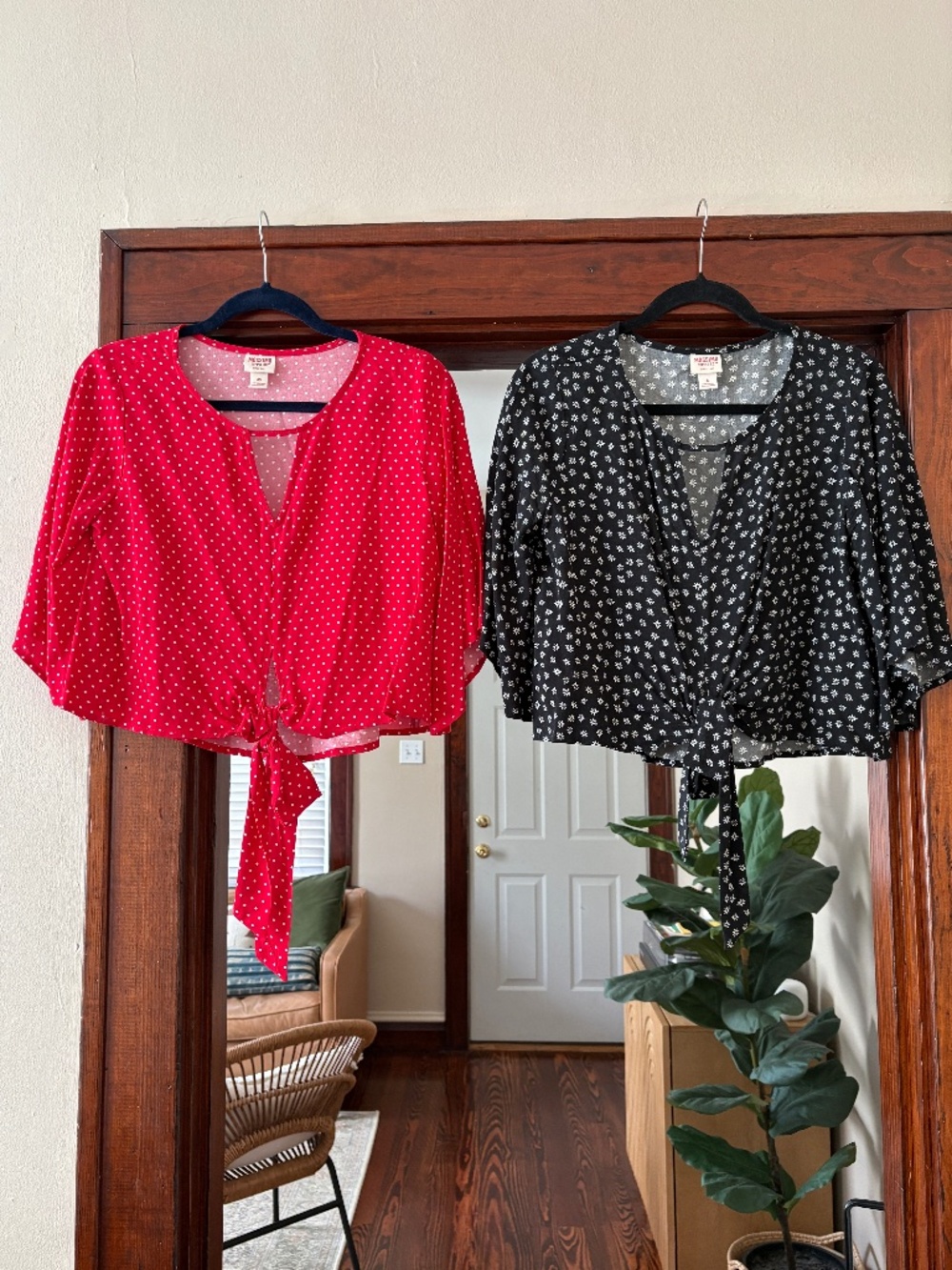 Two cropped tops with tie S/XS